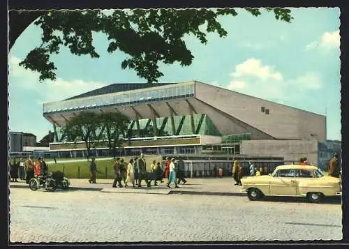 AK Wien, Stadthalle mit parkendem Auto, Motorrad mit Gespann und Passanten