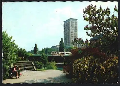 AK Wien, Der Ringturm vom Park aus gesehen mit Strassenbahn