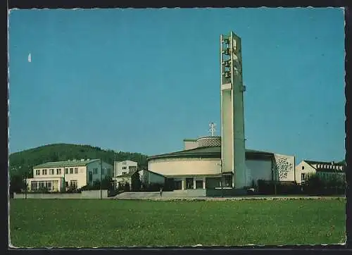 AK Herrnau /Salzburg, Stadtpfarrkirche vom grünen Vorplatz