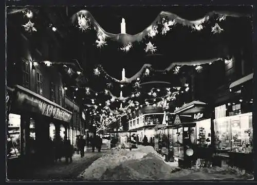 AK Klagenfurt, Nächtliche Einkaufspassage mit Weihnachtsschmuck und Schnee