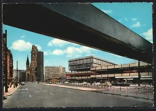 AK Berlin-Charlottenburg, Tauentzienstrasse mit Europa Center und Kaiser-Wilhelm Gedächtniskirche