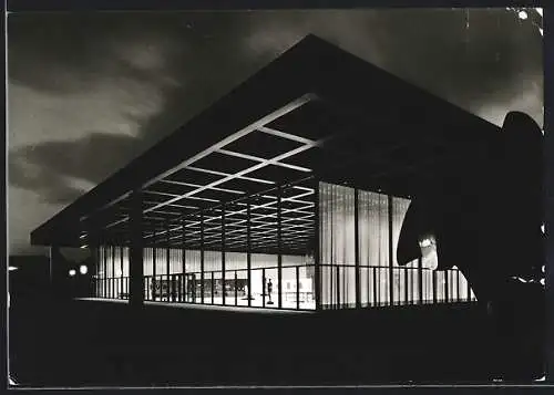 AK Berlin, Neue Nationalgalerie bei Nacht, Ansicht von Nordosten