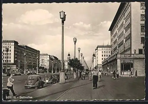 AK Berlin, Stalinallee mit Passanten