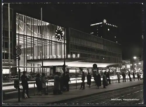 AK München, Hauptbahnhof mit Mercedes-Gebäude bei Nacht