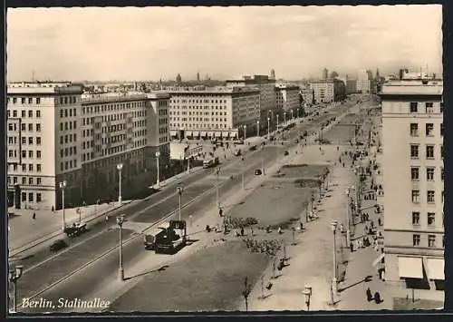 AK Berlin, Stalinallee mit U-Bahn-Eingang aus der Vogelschau
