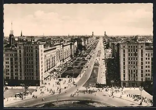 AK Berlin, Stalinallee mit Kreisverkehrsinsel