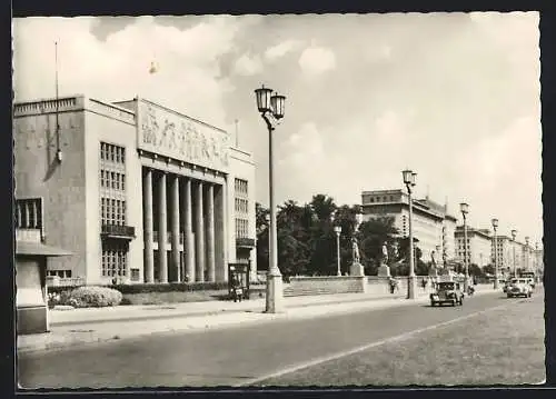 AK Berlin, Karl-Marx-Allee mit Säulengebäude