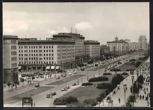 AK Berlin, Stalinallee mit Passanten