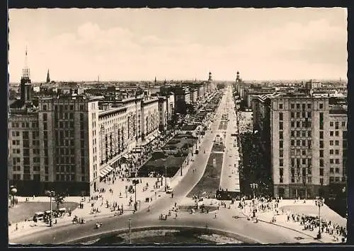 AK Berlin, Stalinallee mit Kreisverkehrsinsel