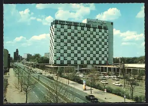 AK Berlin, Hilton-Hotel mit Flachbauten u. Strasse aus der Vogelschau