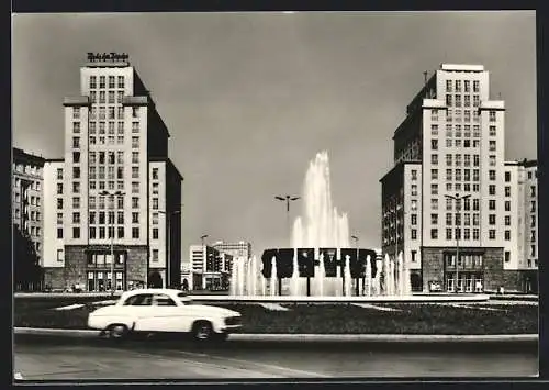 AK Berlin, Strausberger Platz, Hochhäuser, Brunnen