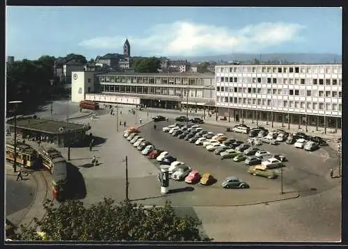 AK Erfurt, Hauptbahnhof mit Vorplatz aus der Vogelschau, Parkplatz, Flachbau, Strassenbahn