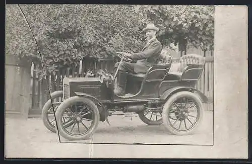 Foto-AK Mann am Steuer eines frühen Autos