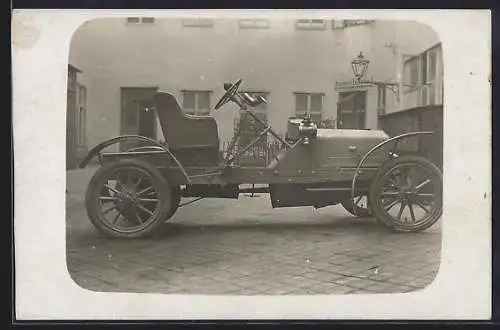 Foto-AK Auto Kfz, Frühes Automobil in einem Hof