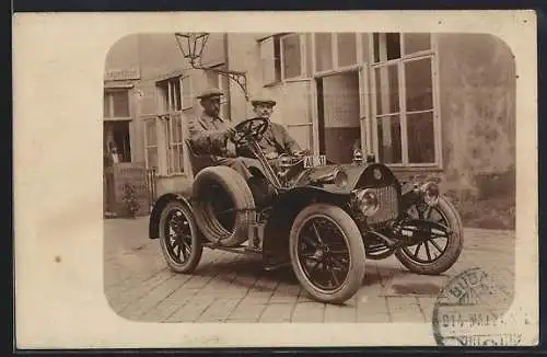 Foto-AK Auto Cabrio Vorkriegsauto, Männer in einem frühen Auto Cabrio