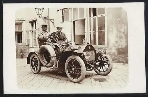 Foto-AK Zwei Männer in einem frühen Auto mit dem Kennzeichen All 31