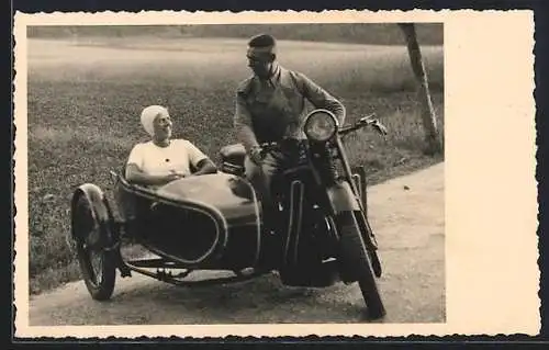 Foto-AK NSU Motorrad mit Seitenwagen auf einer Strasse