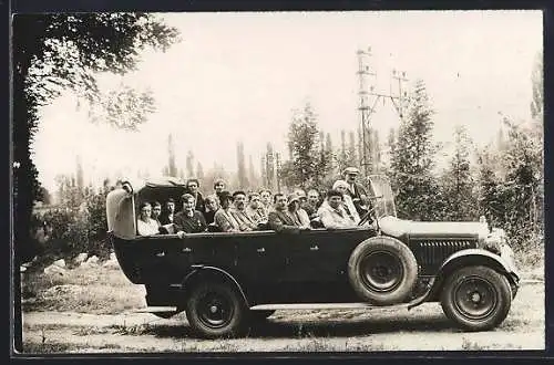 Foto-AK Berliot Bus mit einer Gruppe Fahrgäste