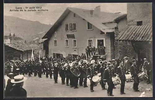 AK Lens, 1er août 1912, Arrivée de a parade militaire