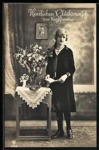 AK Mädchen mit Blumenvase und Buch, Herzlichen Glückwunsch zur Konfirmation