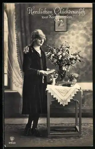 AK Mädchen mit Blumenstrauss auf einem Tisch, Herzlichen Glückwunsch zur Konfirmation