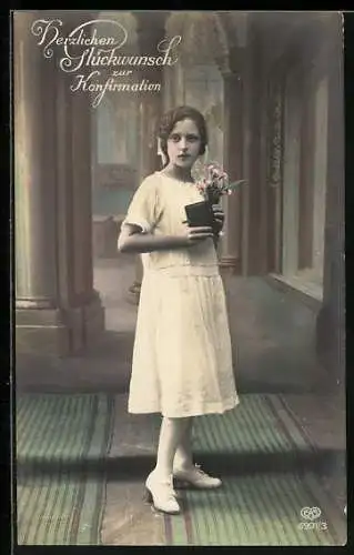 AK Mädchen in hellem Kleid mit Buch und Blumenstrauss, Herzlichen Glückwunsch zur Konfirmation