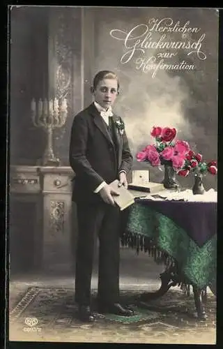 AK Junge in Anzug mit Blumen auf einem Tisch, Herzlichen Glückwunsch zur Konfirmation