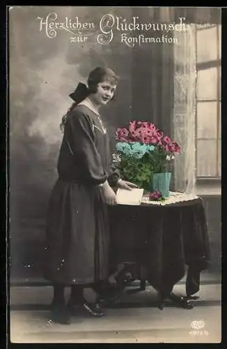 AK Mädchen mit Buch und Schleife im Haar, Herzlichen Glückwunsch zur Konfirmation