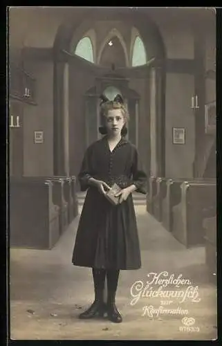 AK Mädchen mit Bibel in der Kirche, Konfirmation