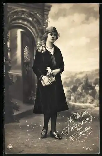 AK Mädchen in dunklem Kleid mit Buch, Herzlichen Glückwunsch zur Konfirmation