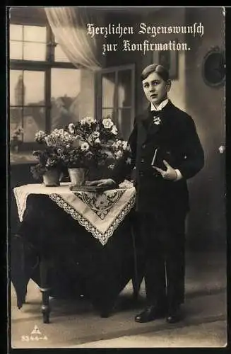 AK Junge in Anzug mit Blumen, Konfirmation
