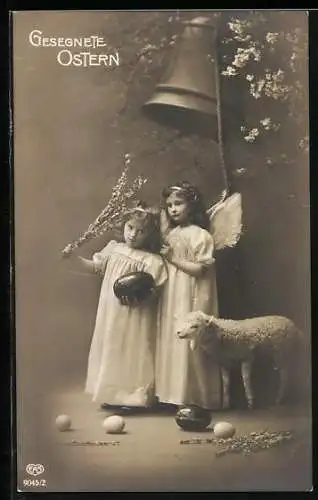 AK Zwei Osterengel mit Ostereiern, Glocke und Lamm, Gesegnete Ostern