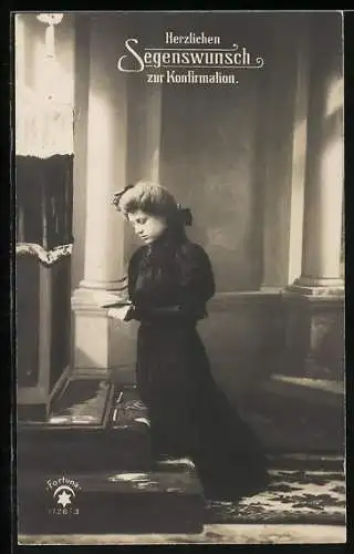AK Mädchen kniet mit Bibel vor Altar, Konfirmation