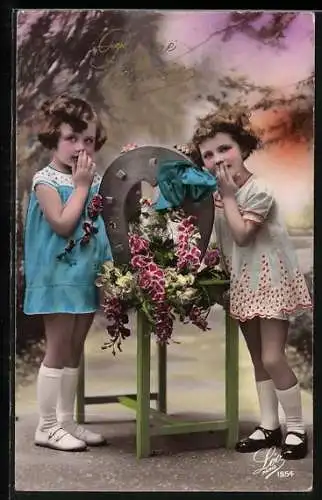 AK zwei Kinder mit einem Hufeisen und Blumen, Bonne Année
