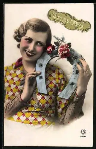 AK Frau mit Hufeisen und Blumen, Bonne Fete