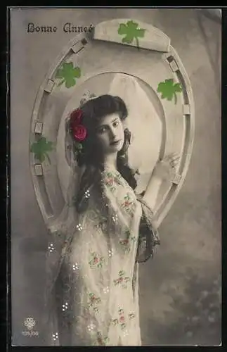 AK Frau vor einem Hufeisen mit Kleeblättern, Bonne Année