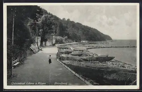 AK Lohme a. Rügen, Strandweg mit angelegten Ruderbooten