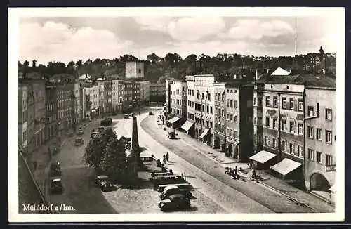 AK Mühldorf a / Inn, Strassenpartie mit Café, Geschäft und Denkmal