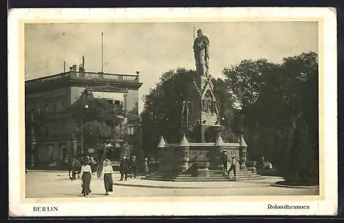 AK Berlin-Tiergarten, Rolandbrunnen mit Passanten