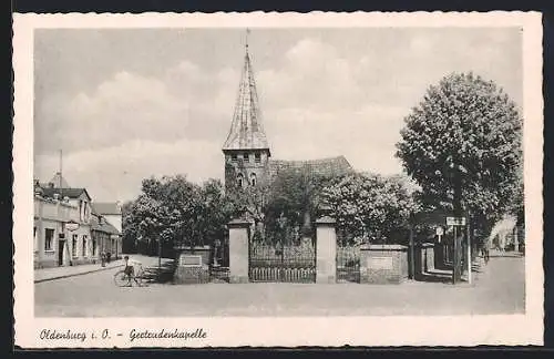 AK Oldenburg i. O., Junge mit Fahhrad an der Gertrudenkapelle