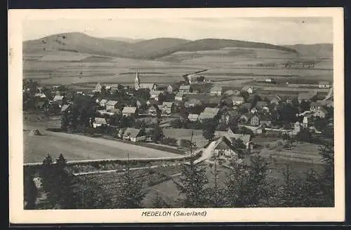 AK Medelon /Sauerland, Teilansicht mit Strassenpartie