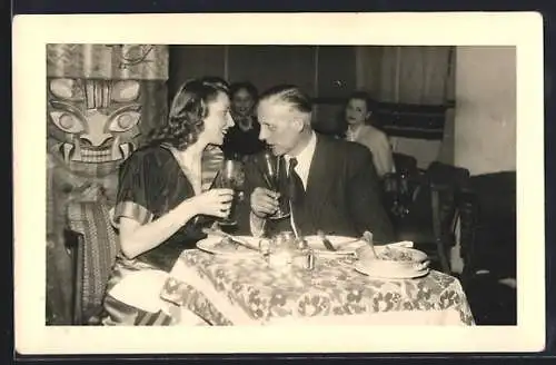 Foto-AK Bremen, Hotel Astoria, Restaurant, Paar am Tisch trinkt Sekt