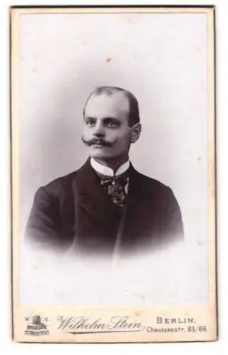 Fotografie Wilhelm Stein, Berlin, Chausseestr. 65/66, Porträt eines eleganten Herrn