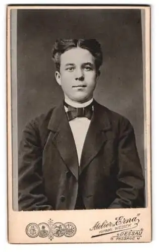 Fotografie Atelier Erna, Dessau, Passage 6, Porträt eines jungen Mannes