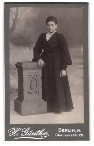 Fotografie H. Günther, Berlin, Chausseestrasse 28, Dame im schwarzen Kleid