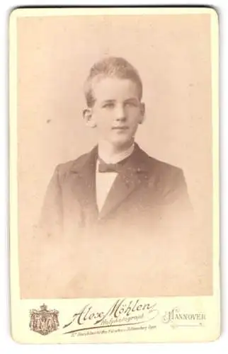 Fotografie Alex Möhlen, Hannover, Georgsplatz 4, Jugendlicher im Anzug