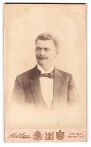 Fotografie Albert Meyer, Berlin, Alexanderstr. 45, Porträt eines Herrn mit Schnurrbart
