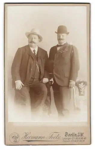 Fotografie Hermann Tietz, Berlin, Krausenstr. 46, Zwei Herren in Anzügen