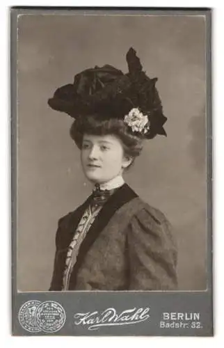 Fotografie Karl Wahl, Berlin, Badstrasse 32, Dame mit elegantem Hut