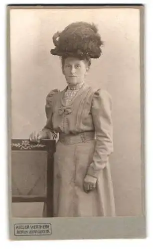 Fotografie Atelier Wertheim, Berlin, Leipzigerstr., Dame mit elegantem Hut